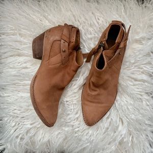 Dolce Vita pointed-toe booties